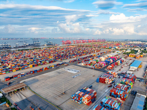 航拍視角下的上海外高橋 集裝箱碼頭與電子商務的貿(mào)易交響曲